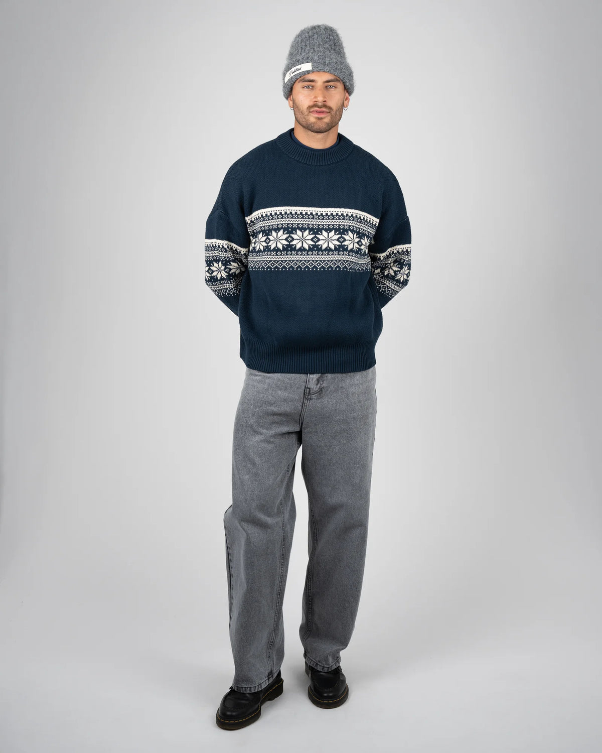 Prohibited Nordic Knit Sweater in marineblauw, gedragen door model