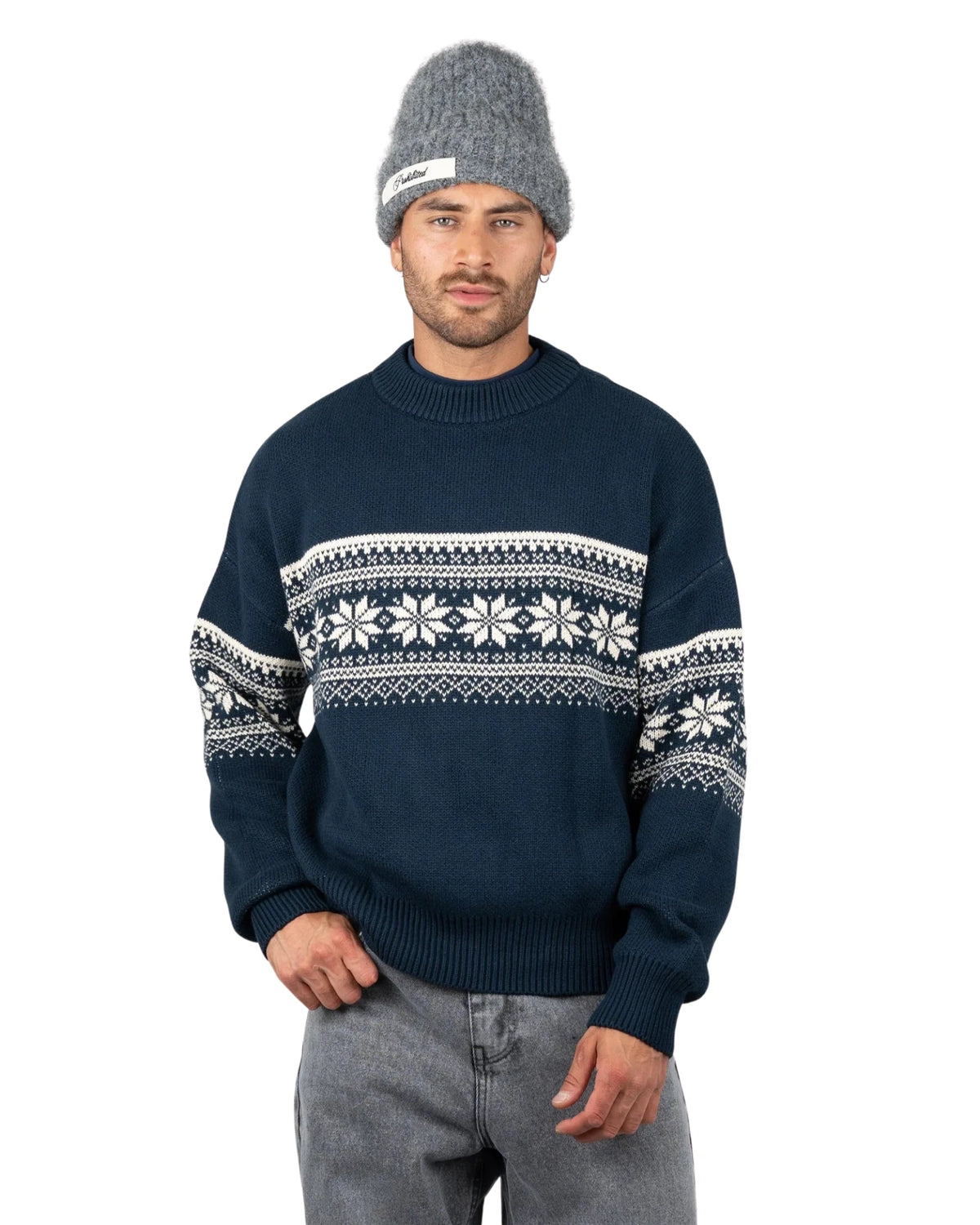 Prohibited Nordic Knit Sweater in marineblauw, gedragen door model