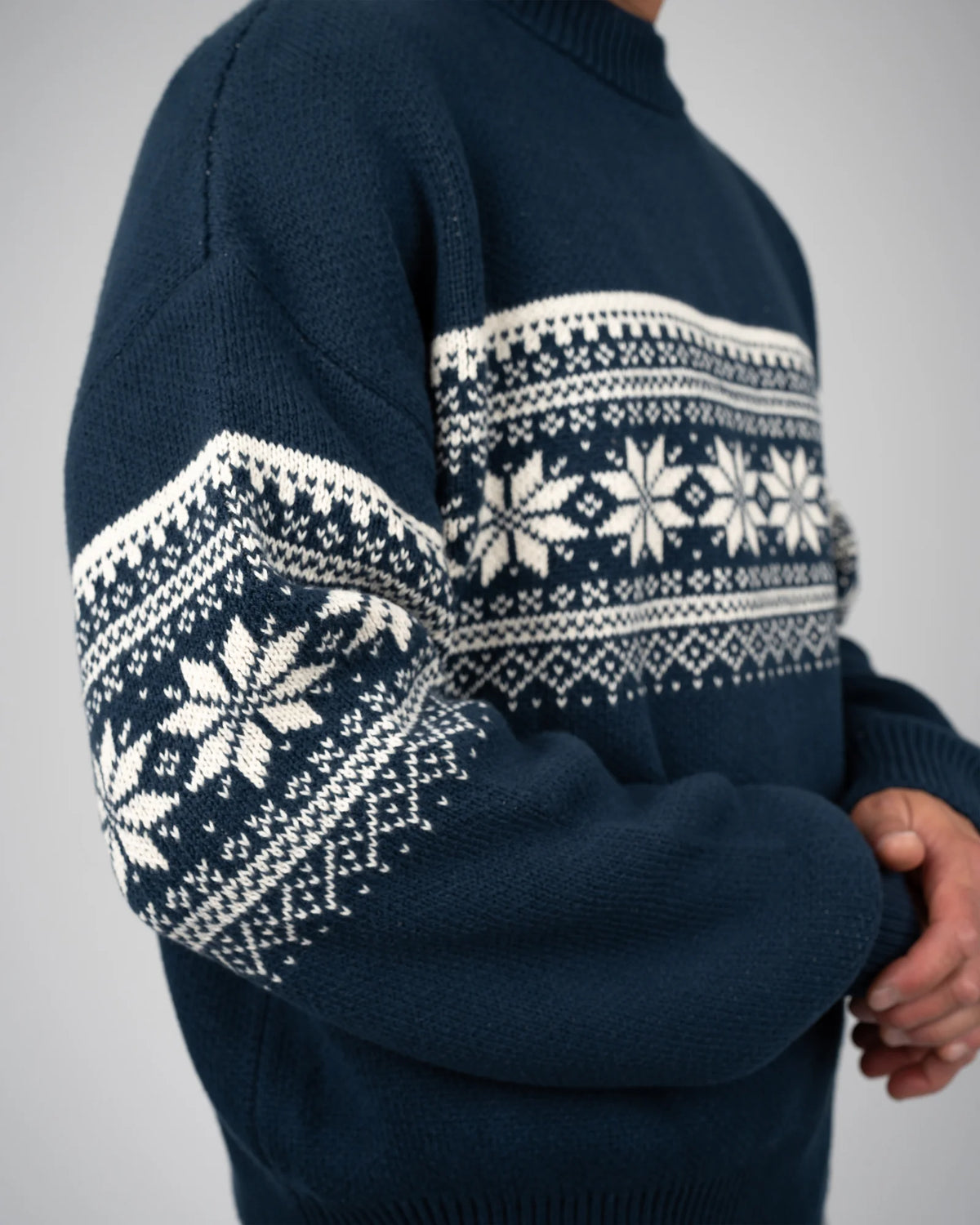 Prohibited Nordic Knit Sweater in marineblauw, gedragen door model