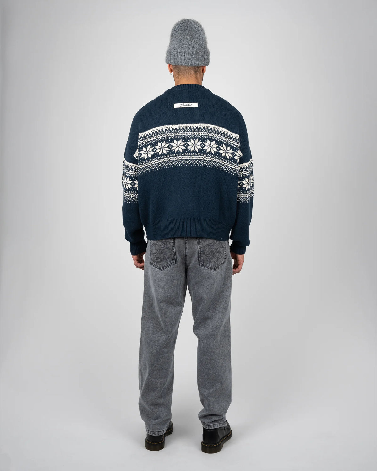 Prohibited Nordic Knit Sweater in marineblauw, gedragen door model