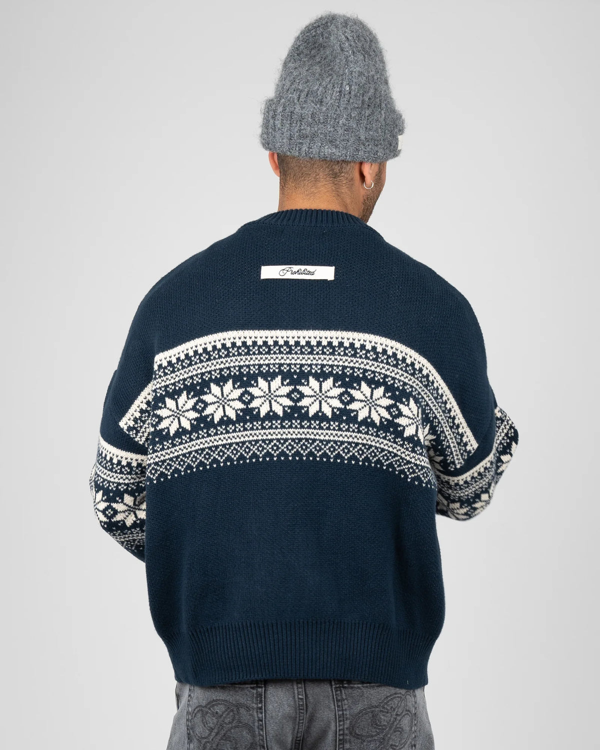 Prohibited Nordic Knit Sweater in marineblauw, gedragen door model