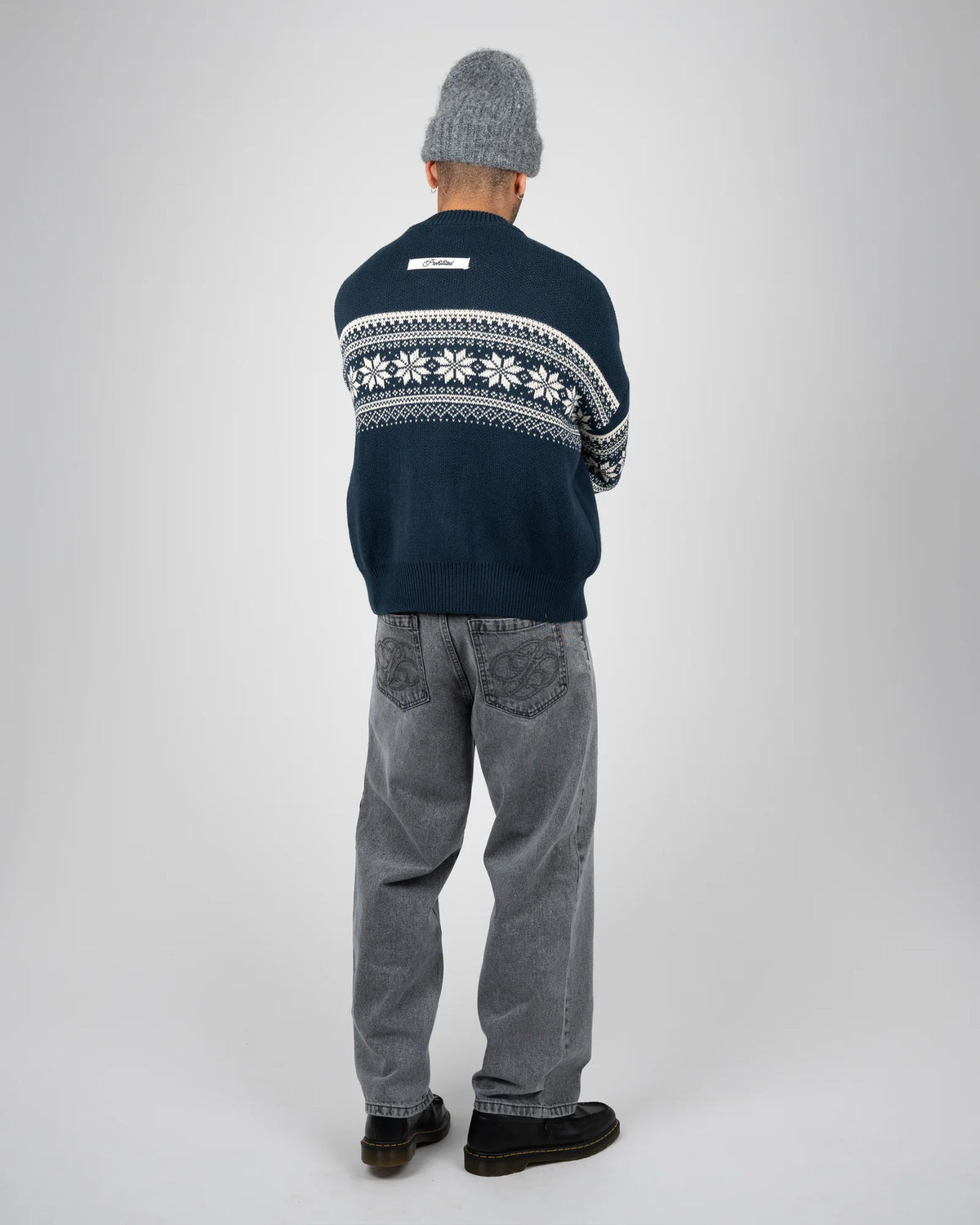 Prohibited Nordic Knit Sweater in marineblauw, gedragen door model
