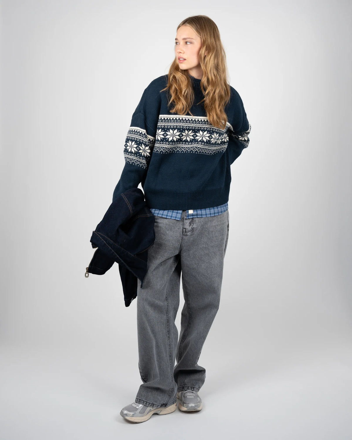 Prohibited Nordic Knit Sweater in marineblauw, gedragen door model