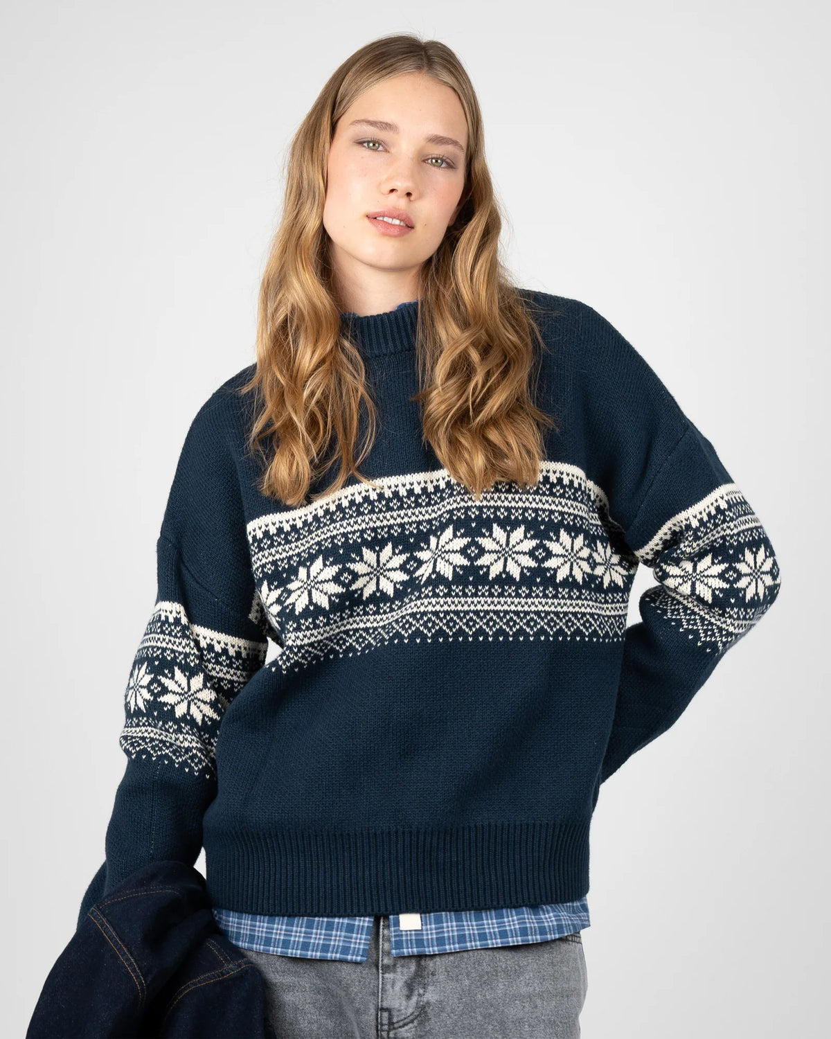 Prohibited Nordic Knit Sweater in marineblauw, gedragen door model