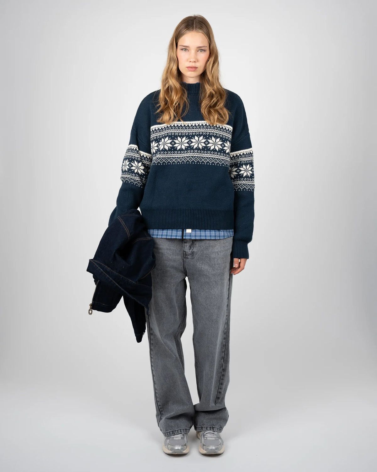 Prohibited Nordic Knit Sweater in marineblauw, gedragen door model