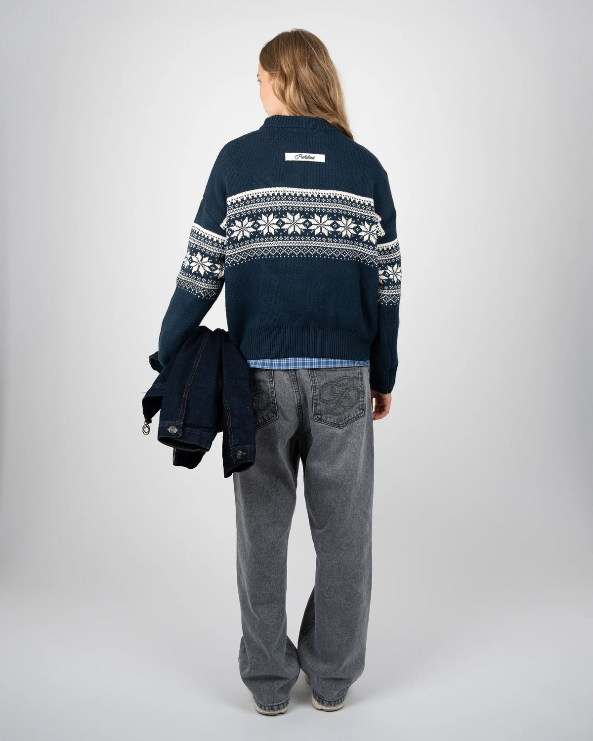 Prohibited Nordic Knit Sweater in marineblauw, gedragen door model