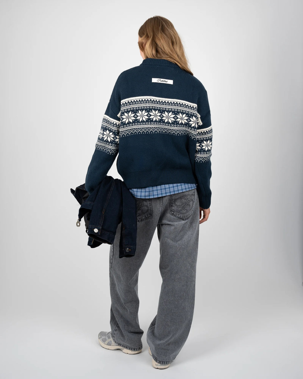 Prohibited Nordic Knit Sweater in marineblauw, gedragen door model