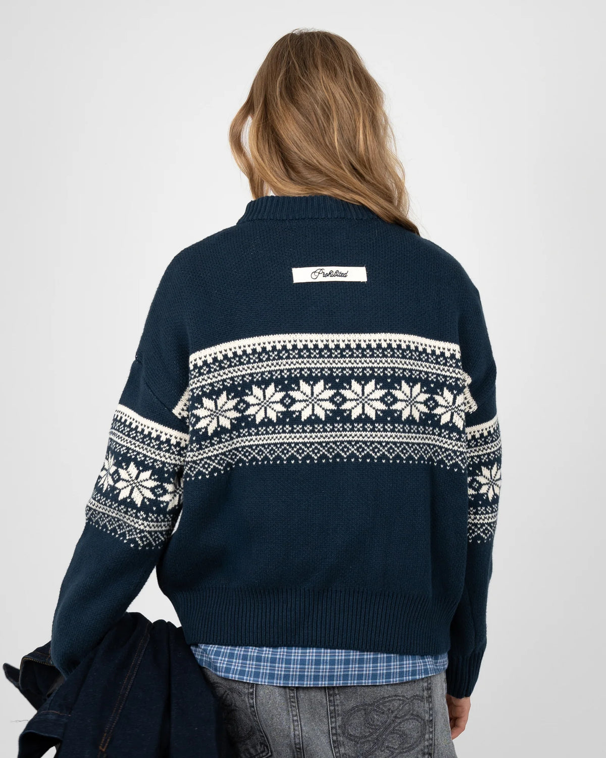 Prohibited Nordic Knit Sweater in marineblauw, gedragen door model