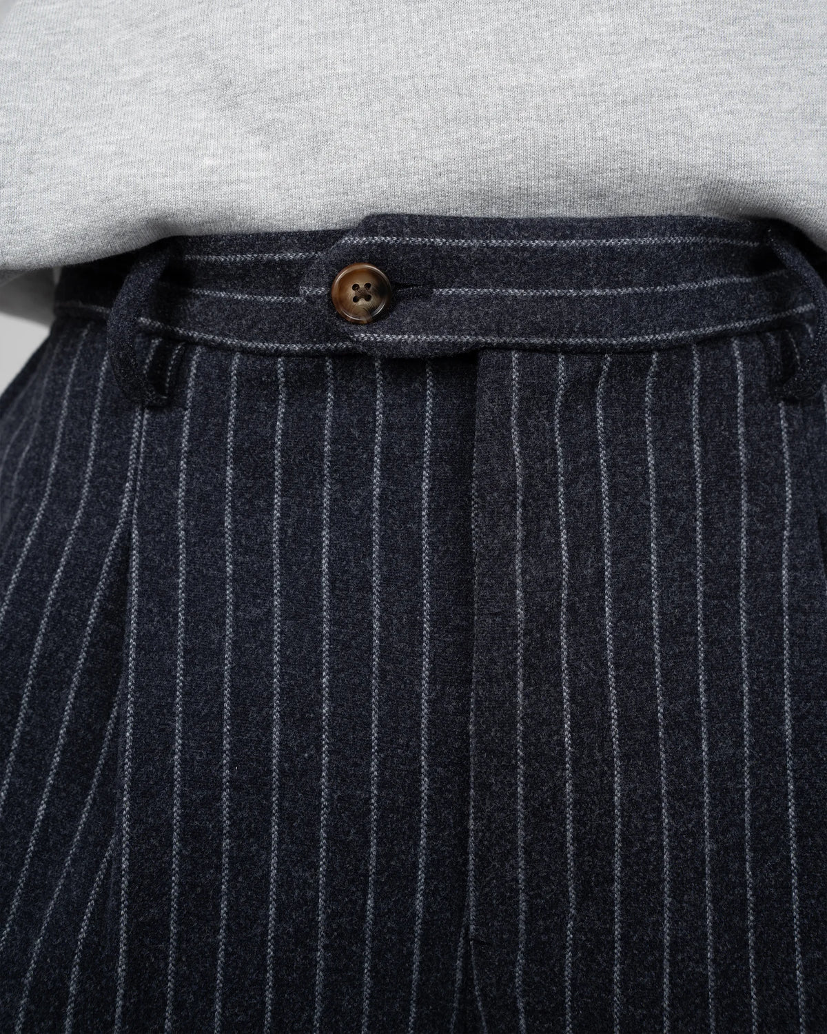 Prohibited Revival Pinstripe Pleated Pants in blauwgrijs, gedragen door model