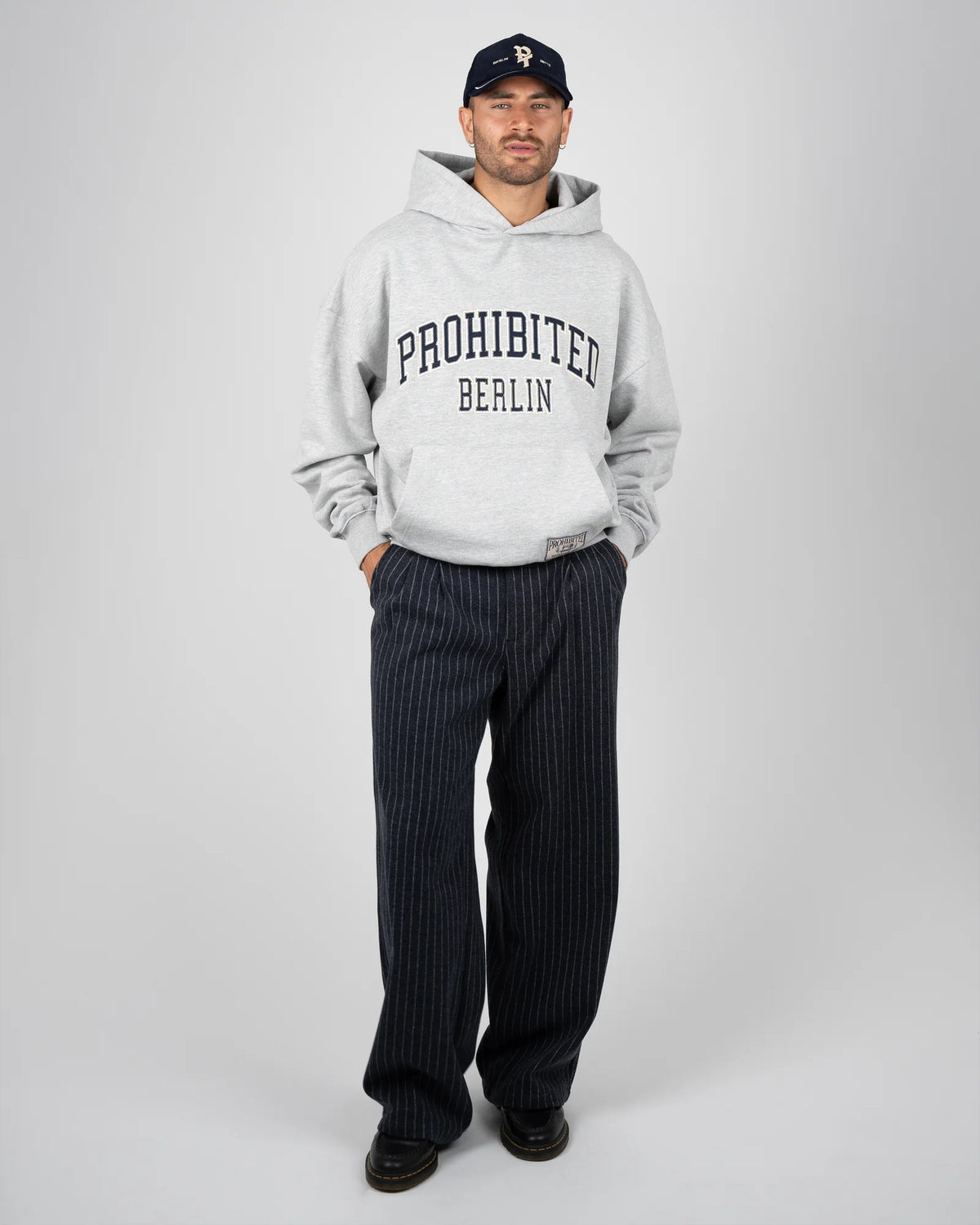 Prohibited Revival Pinstripe Pleated Pants in blauwgrijs, gedragen door model