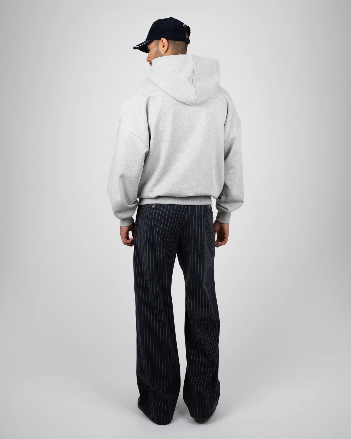 Prohibited Revival Pinstripe Pleated Pants in blauwgrijs, gedragen door model