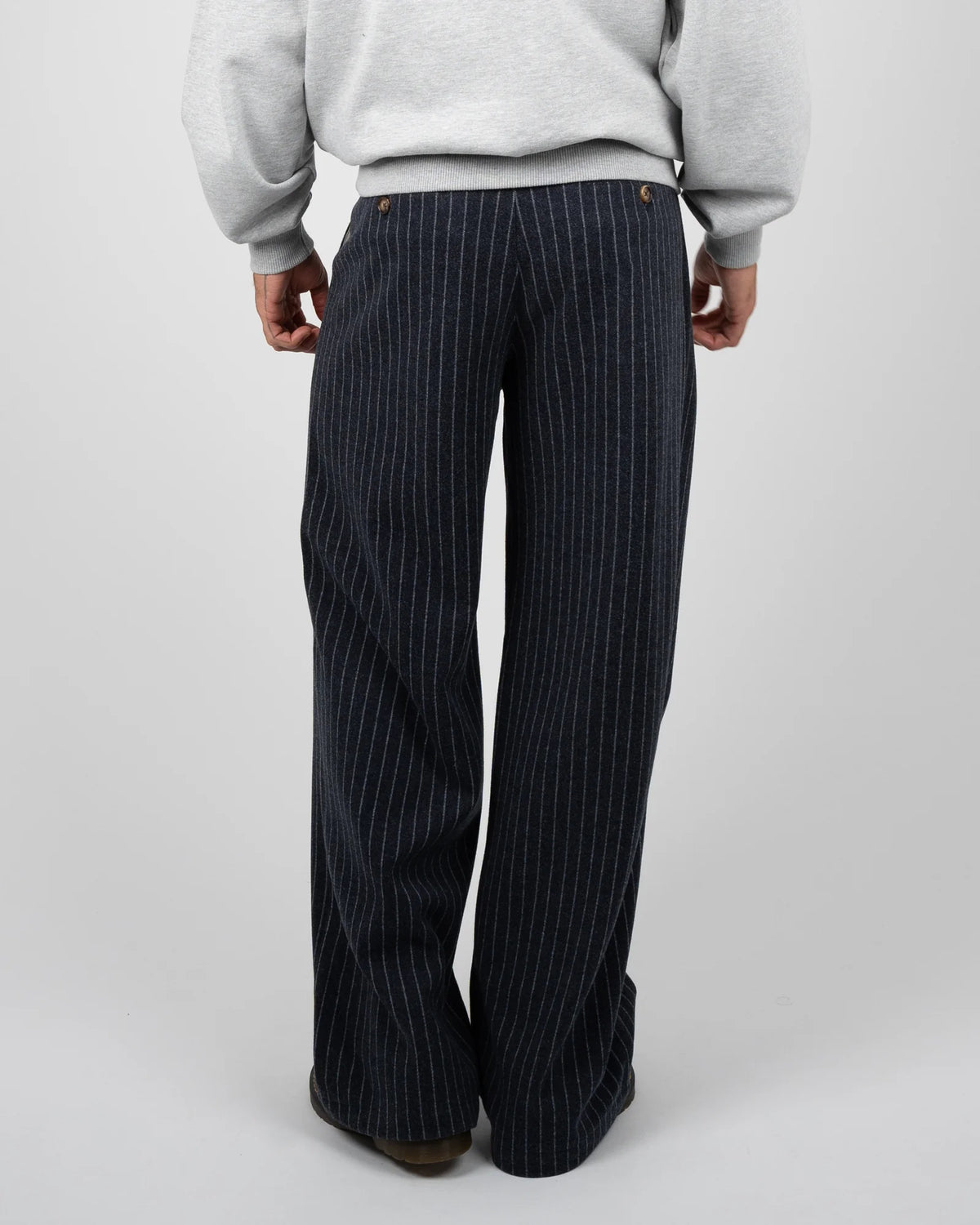 Prohibited Revival Pinstripe Pleated Pants in blauwgrijs, gedragen door model