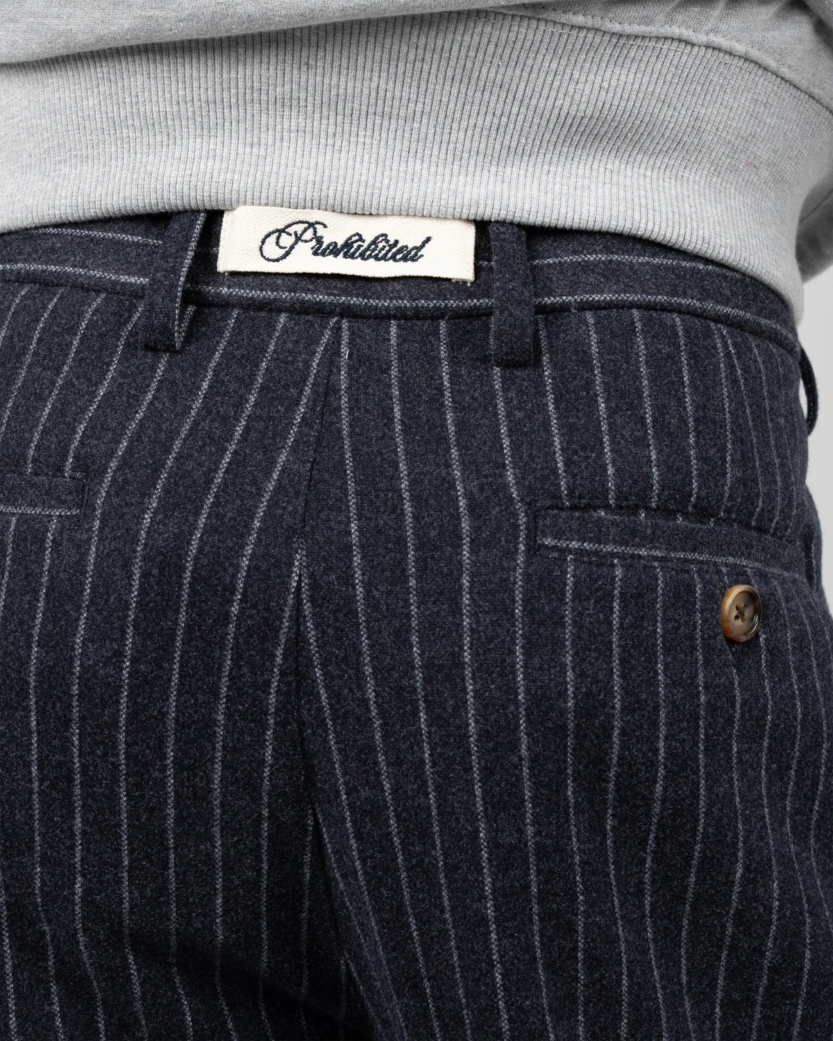 Prohibited Revival Pinstripe Pleated Pants in blauwgrijs, gedragen door model
