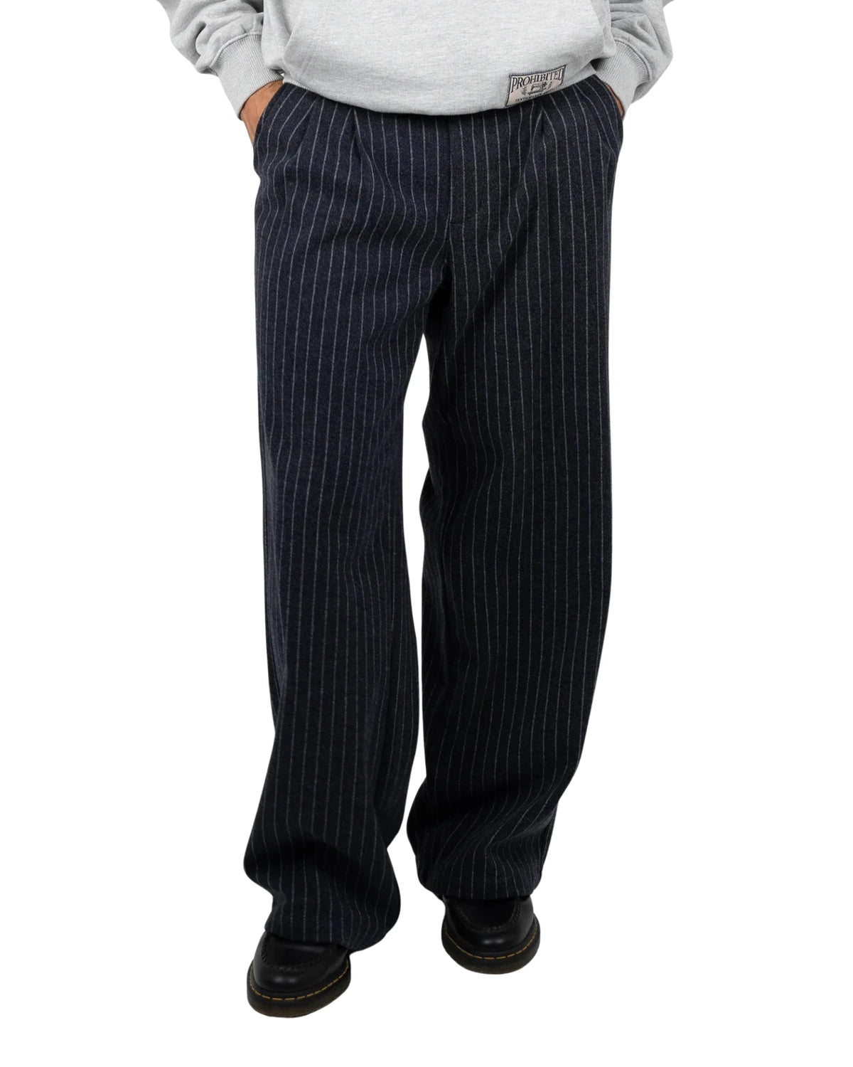 Prohibited Revival Pinstripe Pleated Pants in blauwgrijs, gedragen door model