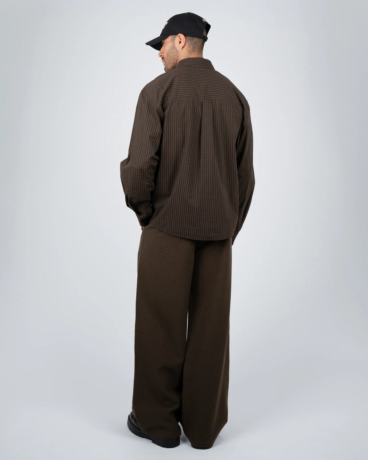Prohibited Revival Pleated Pants in bruin, gedragen door model