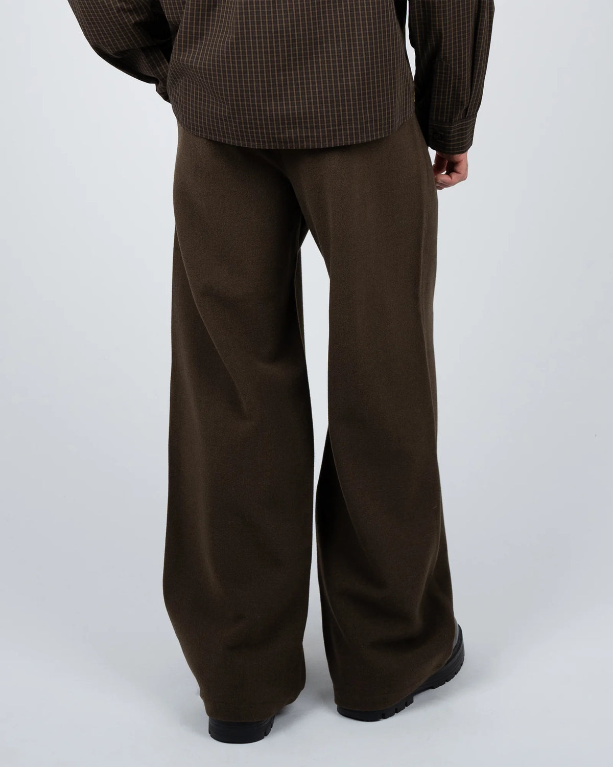Prohibited Revival Pleated Pants in bruin, gedragen door model