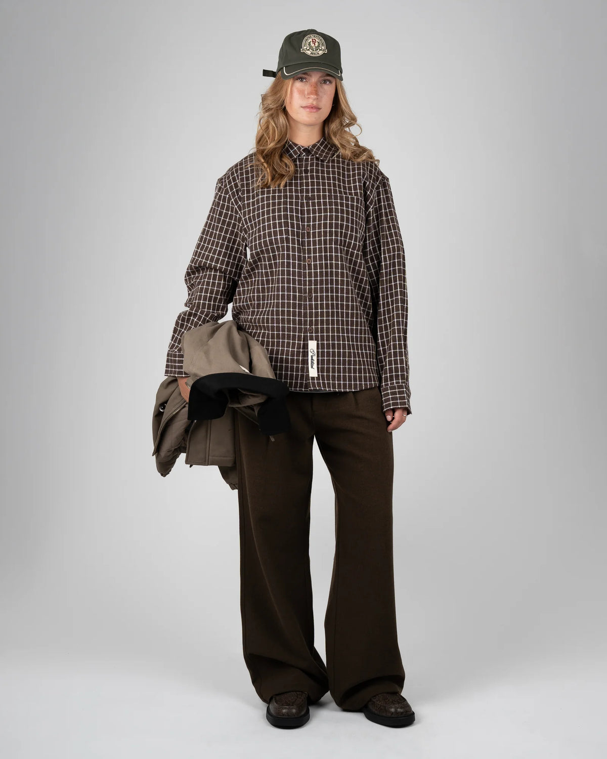 Prohibited Revival Pleated Pants in bruin, gedragen door model