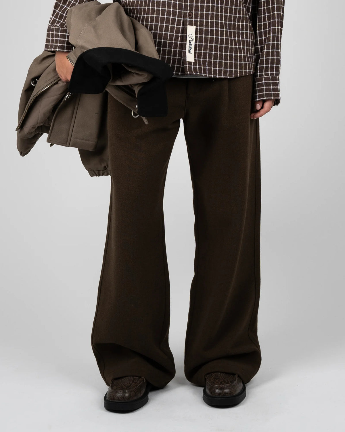 Prohibited Revival Pleated Pants in bruin, gedragen door model