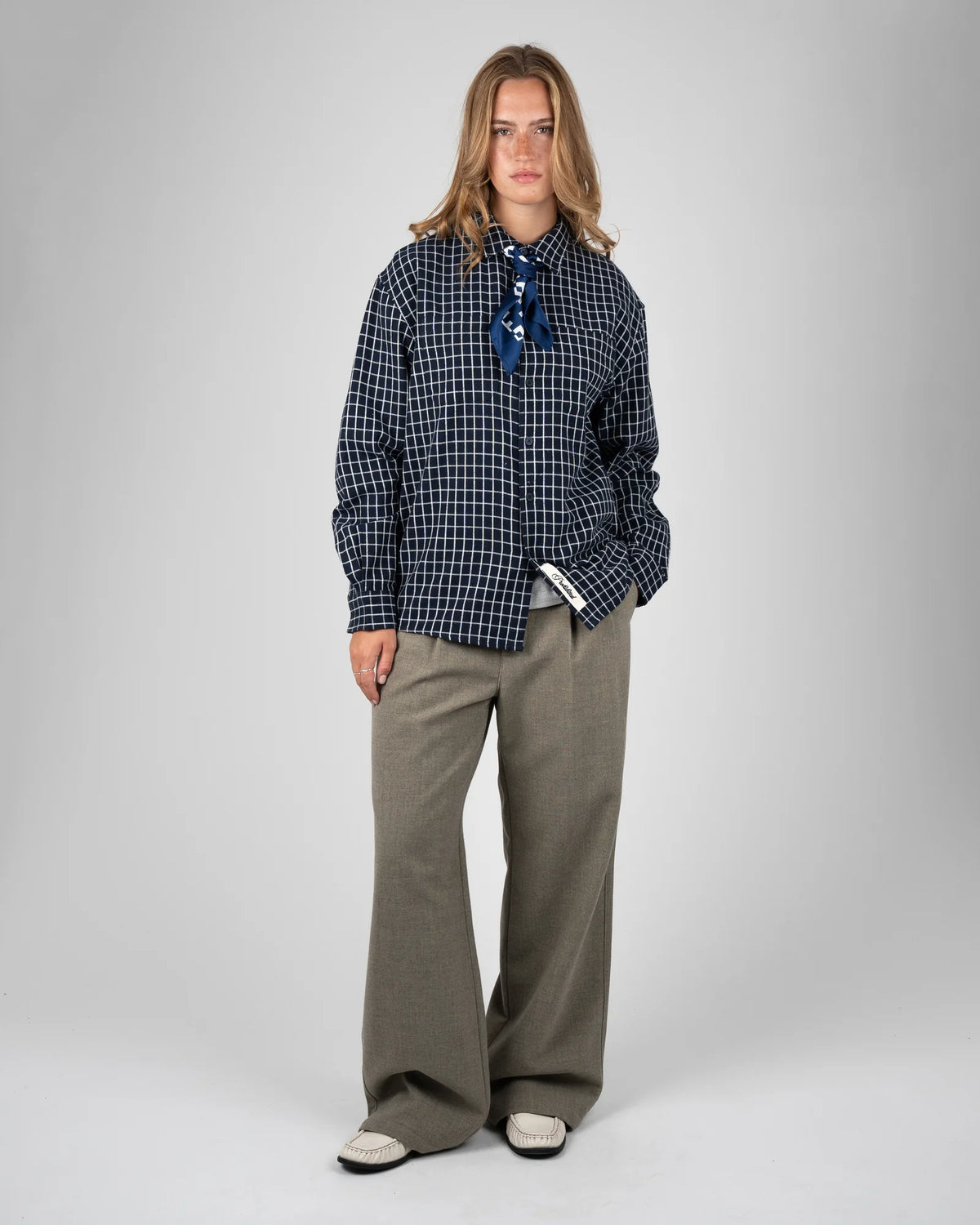 Prohibited Revival Pleated Pants in lichtgrijs, gedragen door model