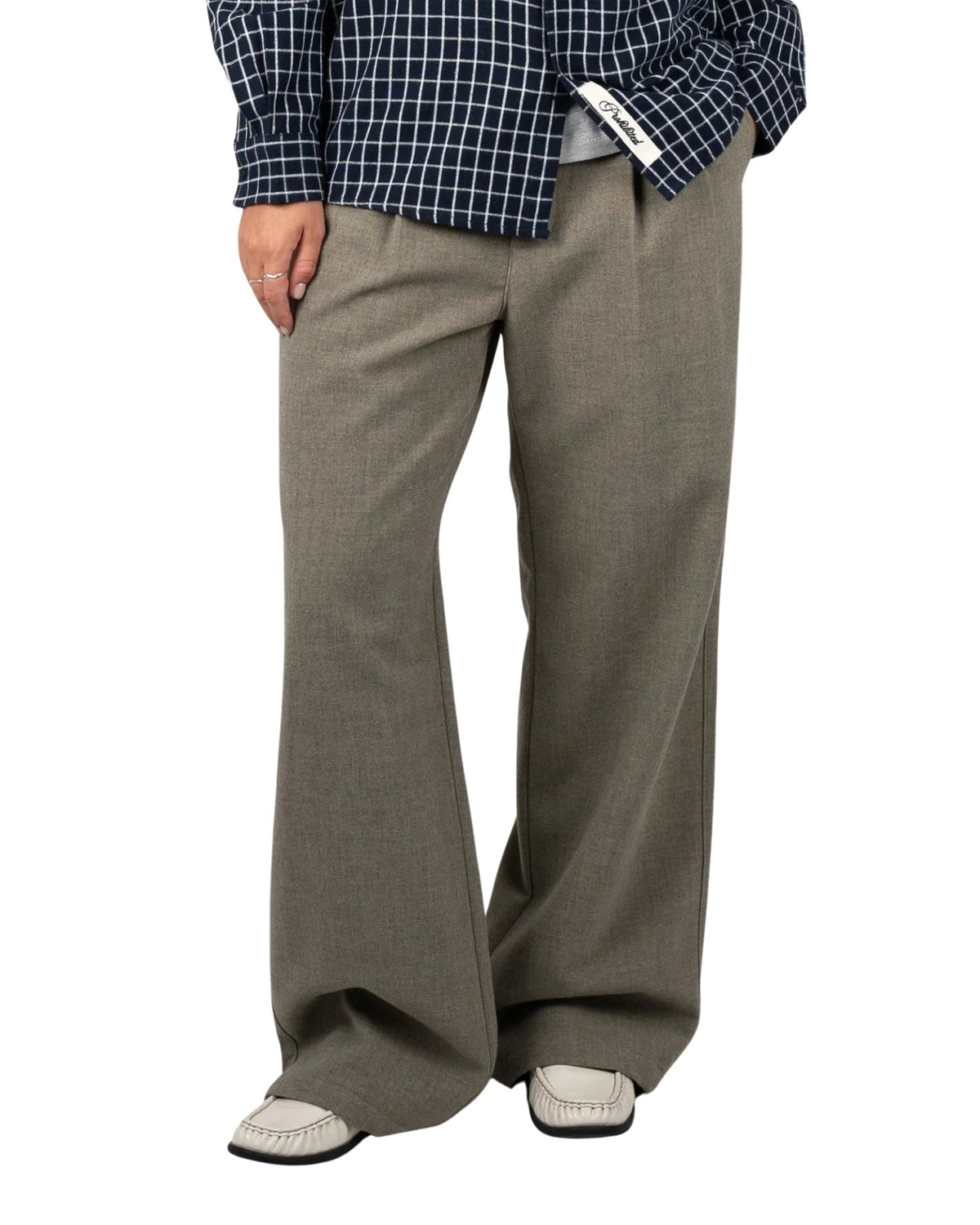 Prohibited Revival Pleated Pants in lichtgrijs, gedragen door model