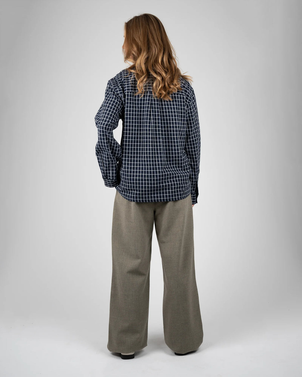 Prohibited Revival Pleated Pants in lichtgrijs, gedragen door model