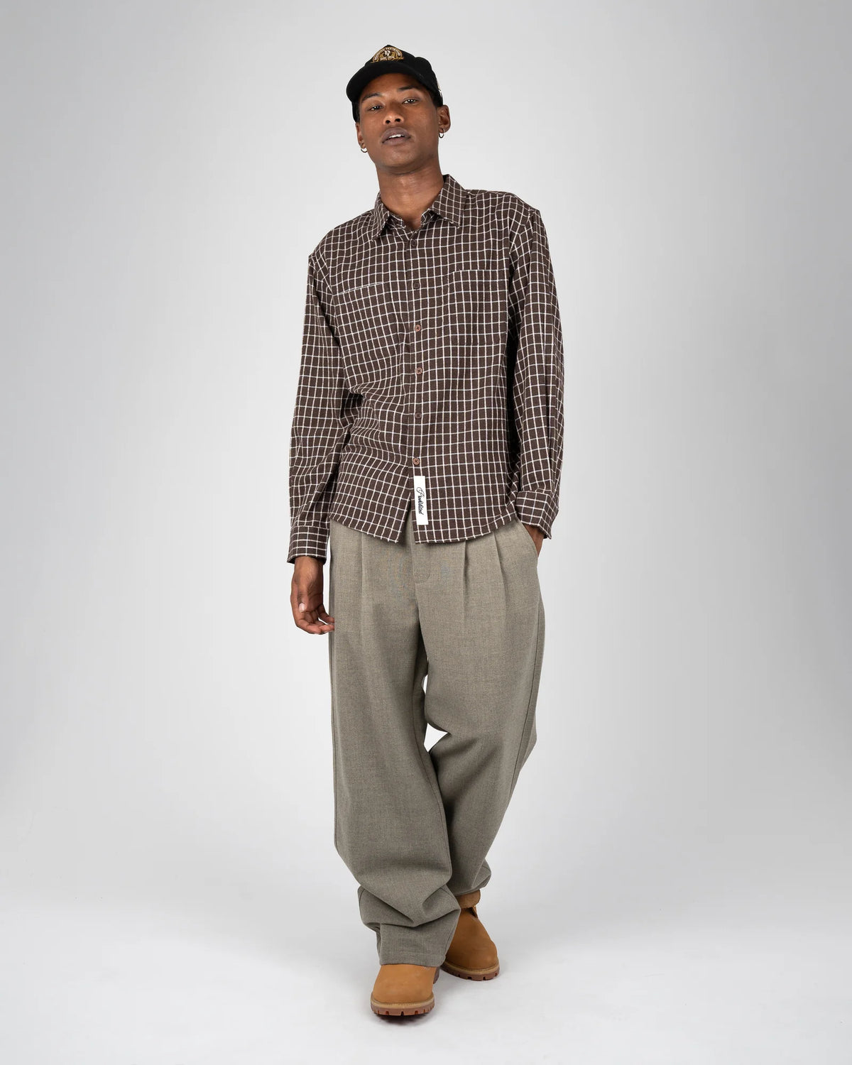 Prohibited Revival Pleated Pants in lichtgrijs, gedragen door model