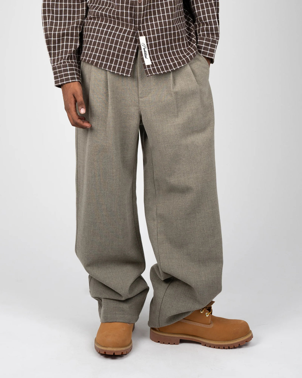 Prohibited Revival Pleated Pants in lichtgrijs, gedragen door model