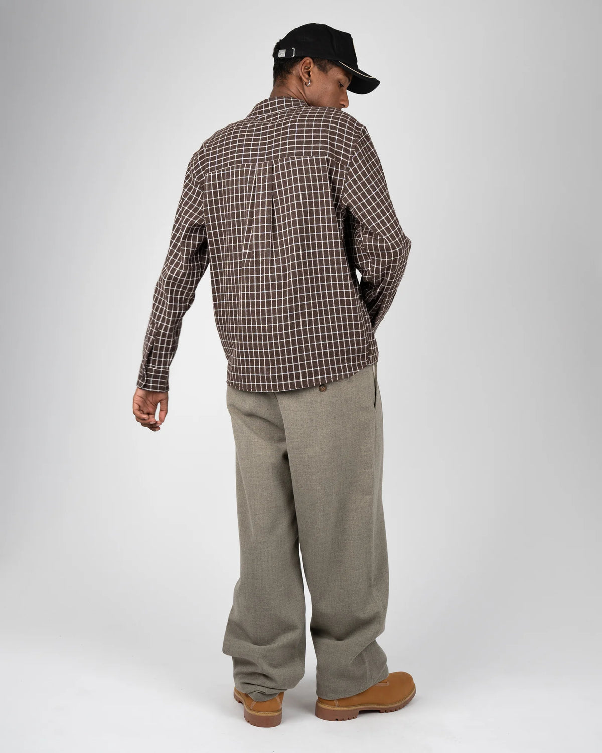 Prohibited Revival Pleated Pants in lichtgrijs, gedragen door model