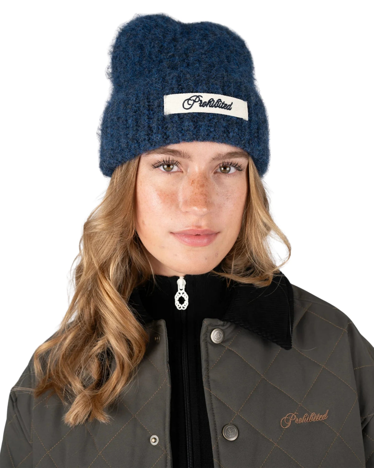 Prohibited Season Knit Beanie in blauw, gedragen door model