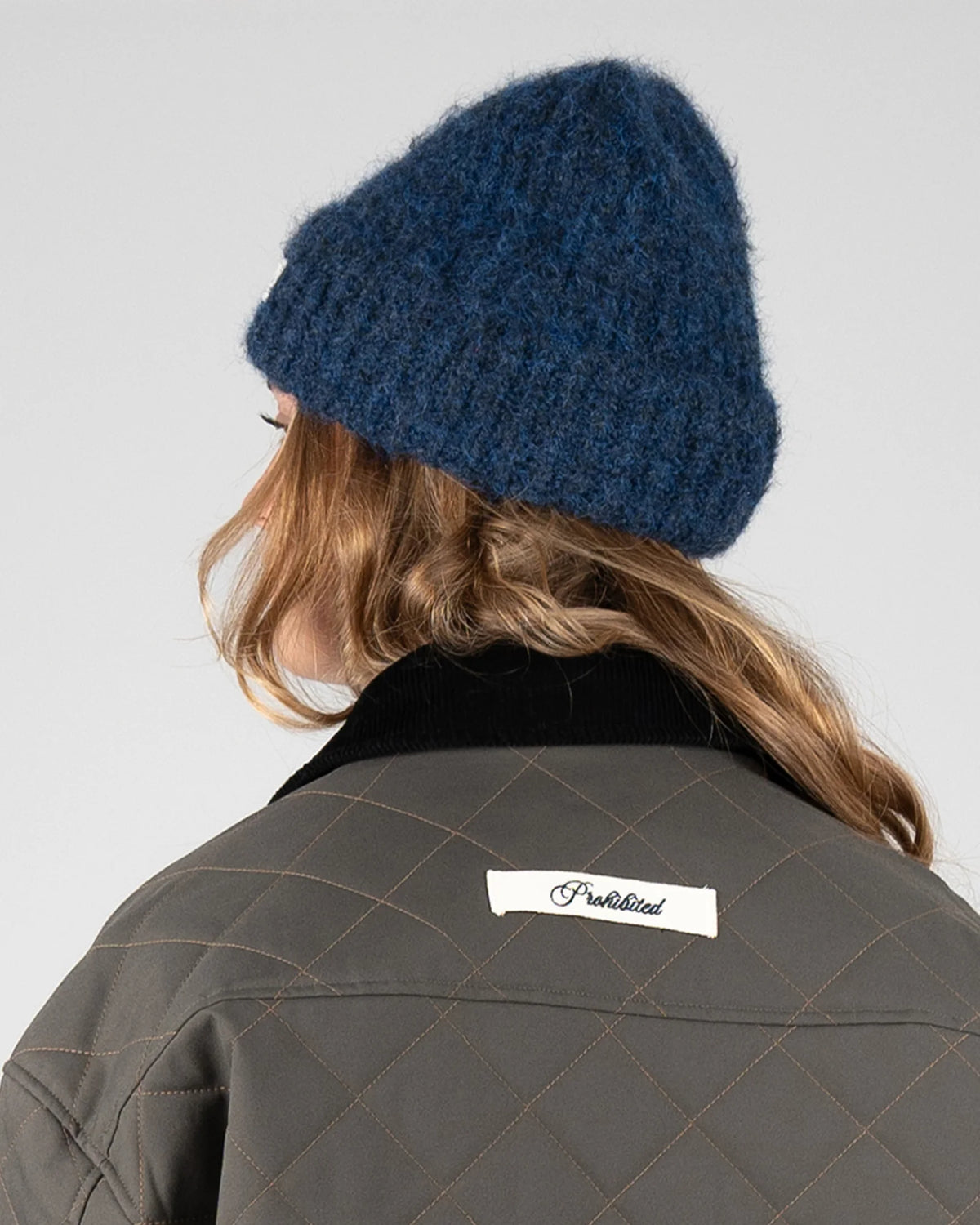 Prohibited Season Knit Beanie in blauw, gedragen door model