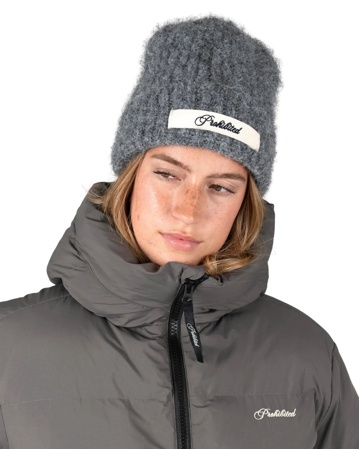 Prohibited Season Knit Beanie in grijs, gedragen door model