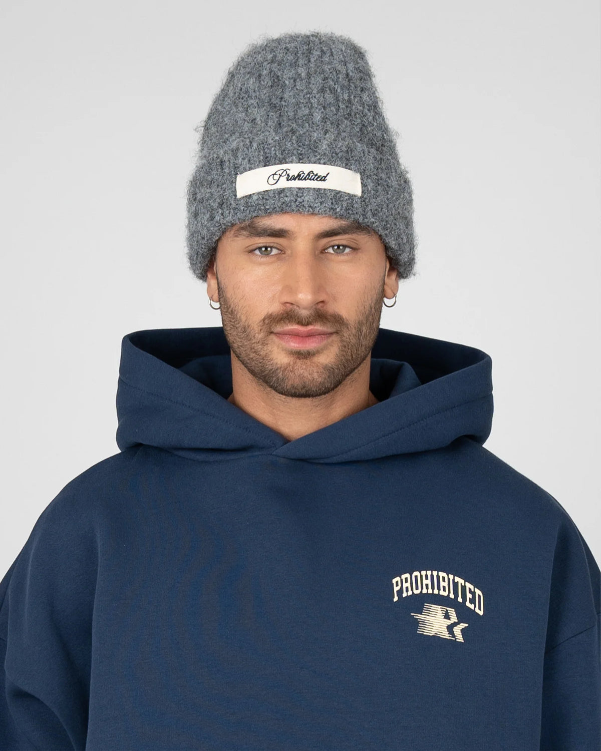 Prohibited Season Knit Beanie in grijs, gedragen door model