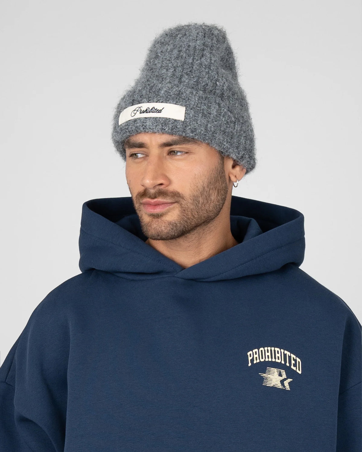 Prohibited Season Knit Beanie in grijs, gedragen door model