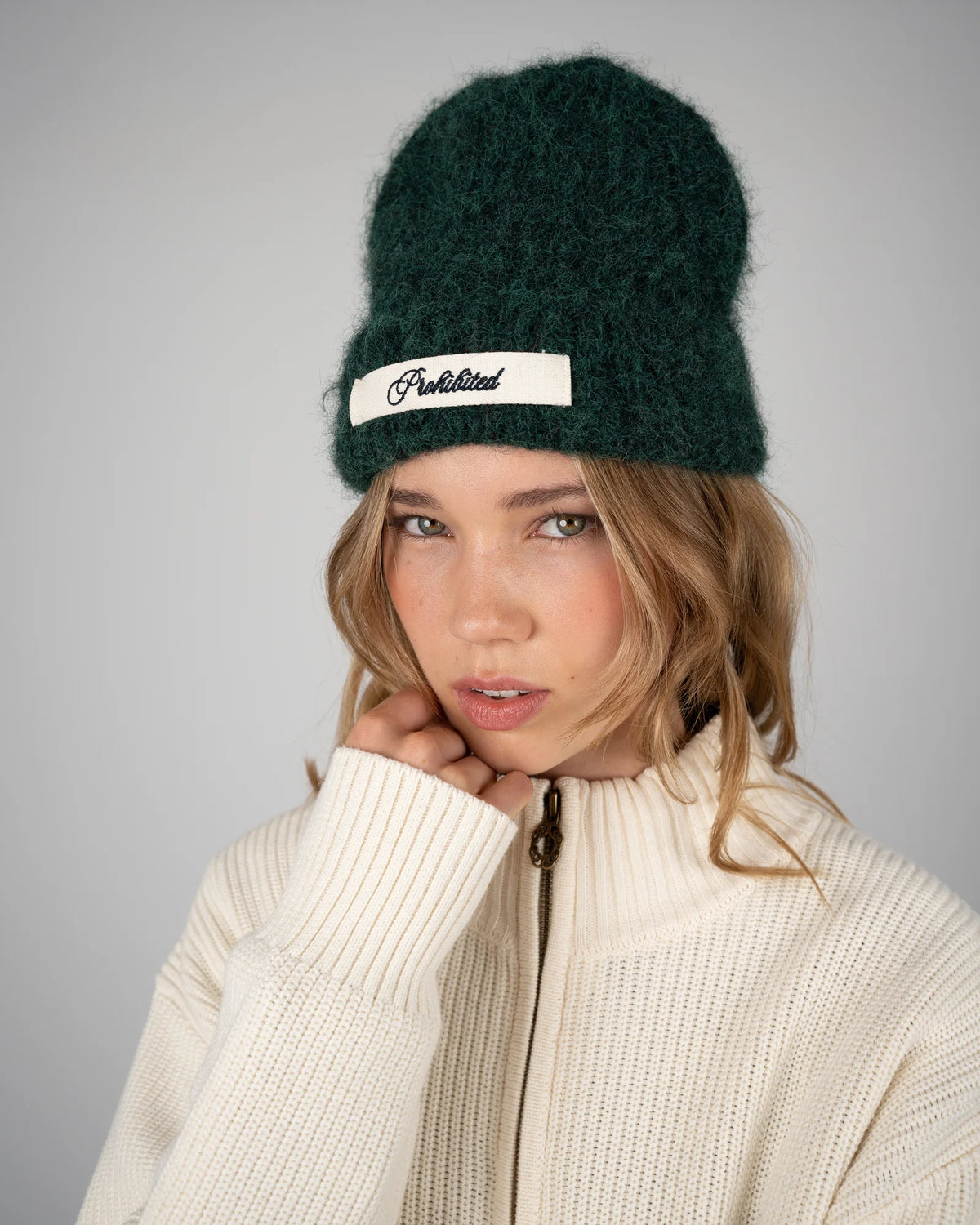 Prohibited Season Knit Beanie in groen, gedragen door model