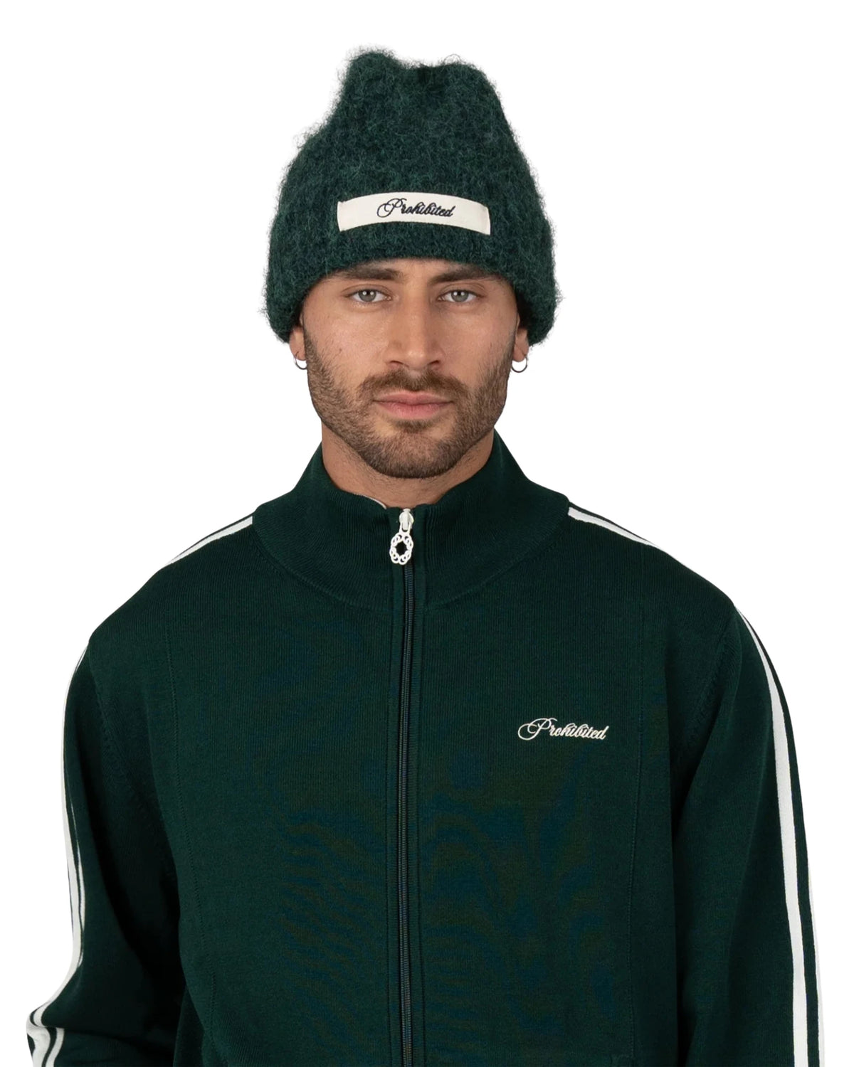 Prohibited Season Knit Beanie in groen, gedragen door model