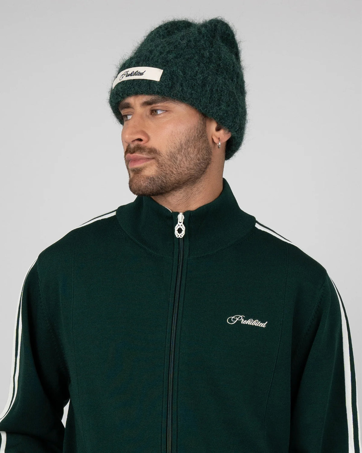 Prohibited Season Knit Beanie in groen, gedragen door model