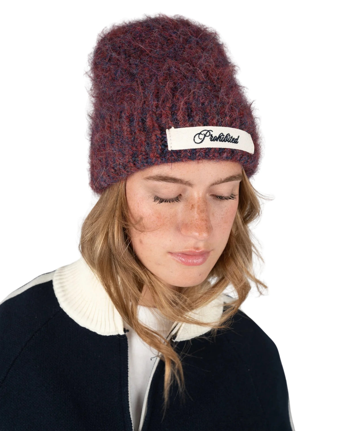 Prohibited Season Knit Beanie in rood/blauw, gedragen door model