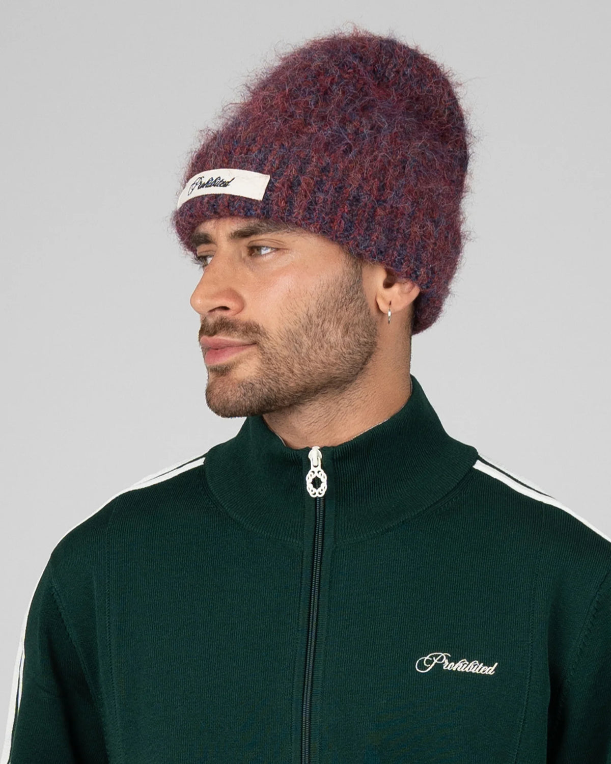 Prohibited Season Knit Beanie in rood/blauw, gedragen door model
