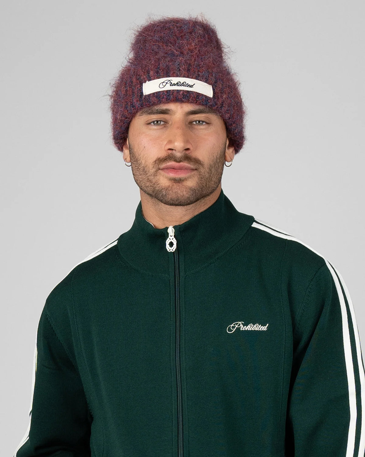 Prohibited Season Knit Beanie in rood/blauw, gedragen door model