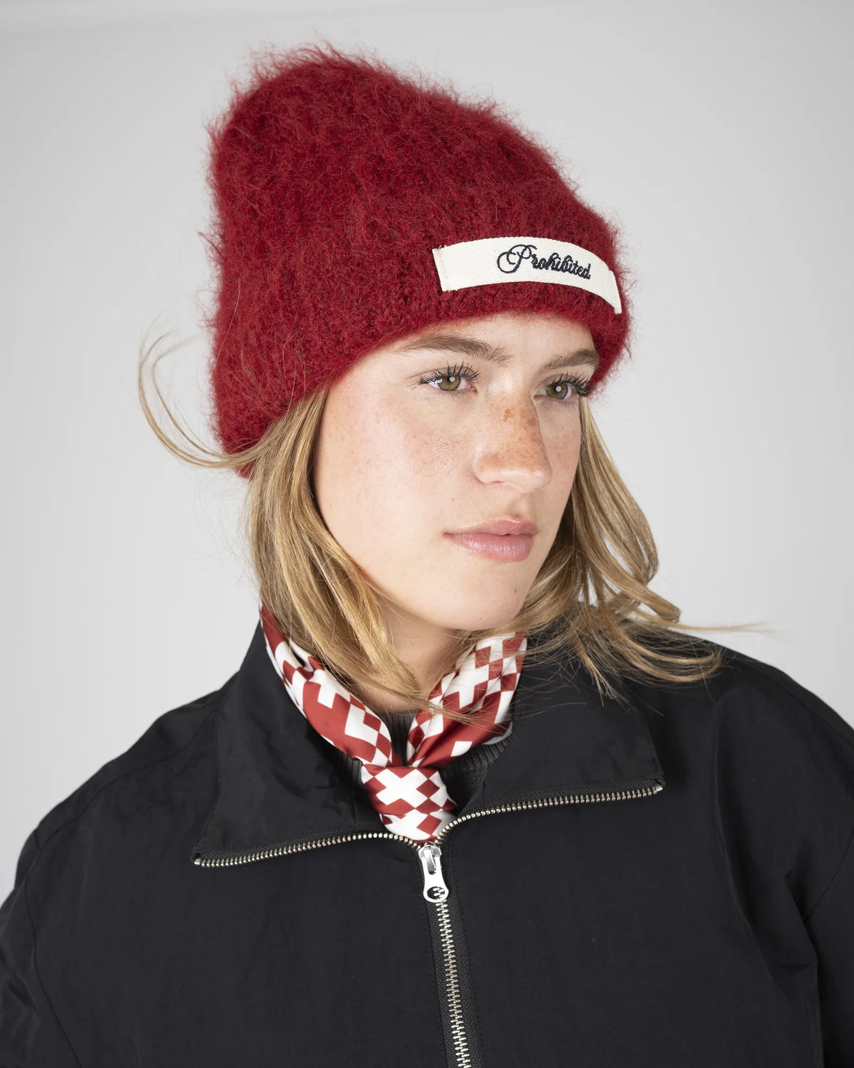 Prohibited Season Knit Beanie in rood, gedragen door model