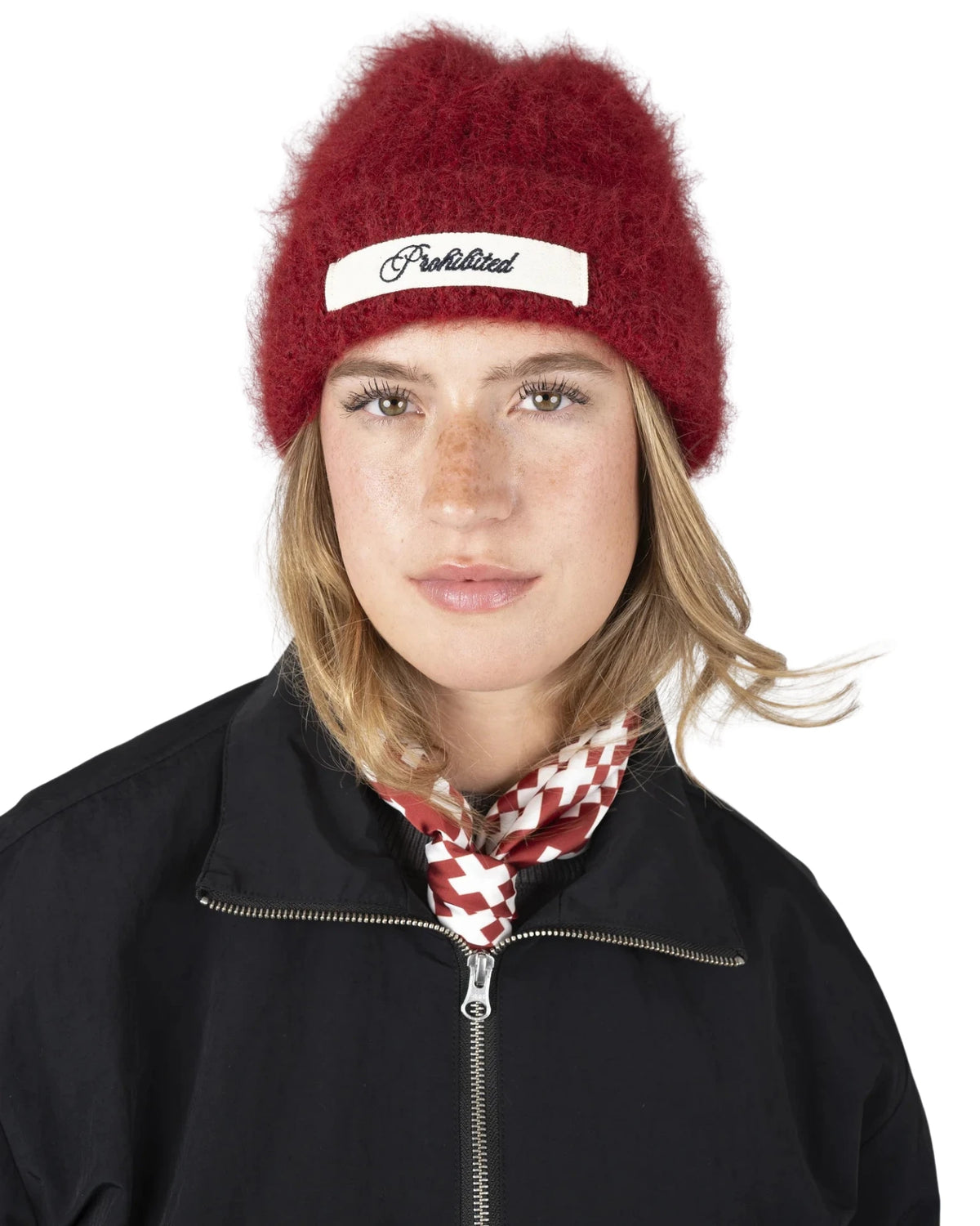 Prohibited Season Knit Beanie in rood, gedragen door model