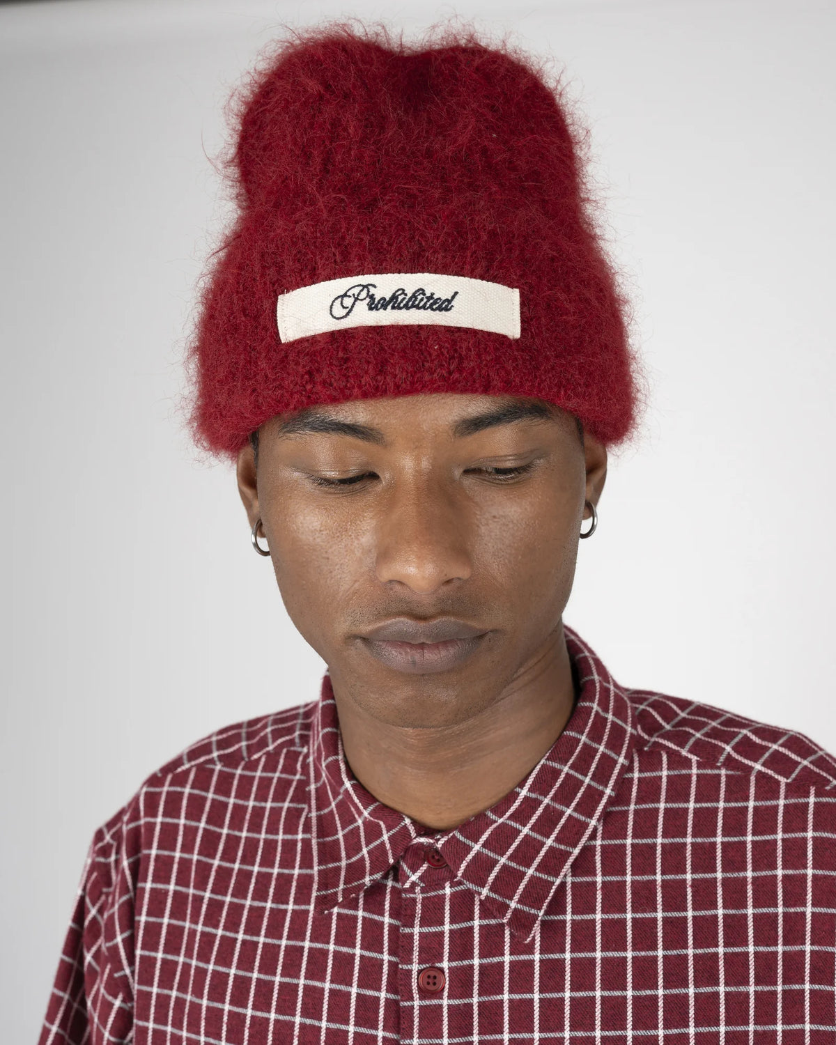 Prohibited Season Knit Beanie in rood, gedragen door model