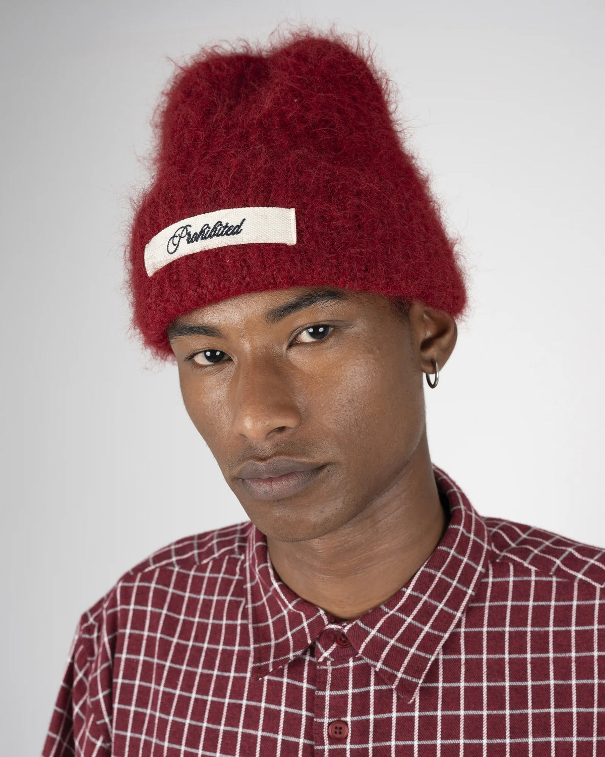 Prohibited Season Knit Beanie in rood, gedragen door model