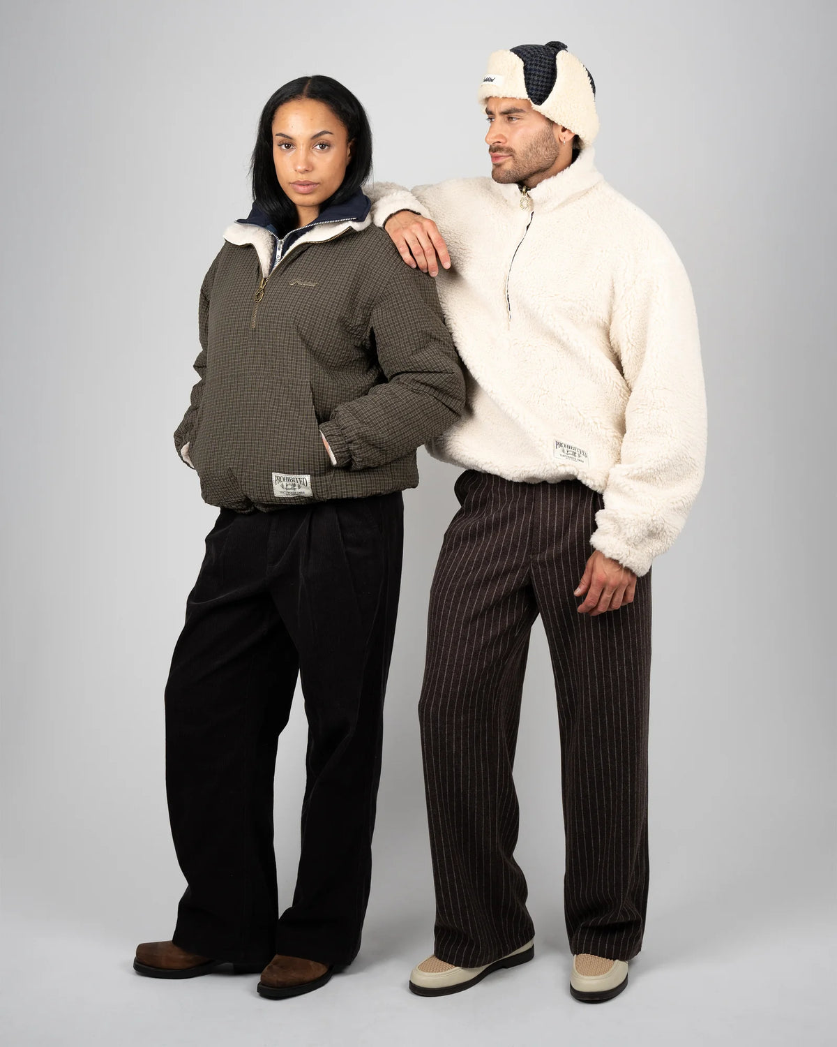 Prohibited Throwback Sherpa Half-Zip in bruin, gedragen door model