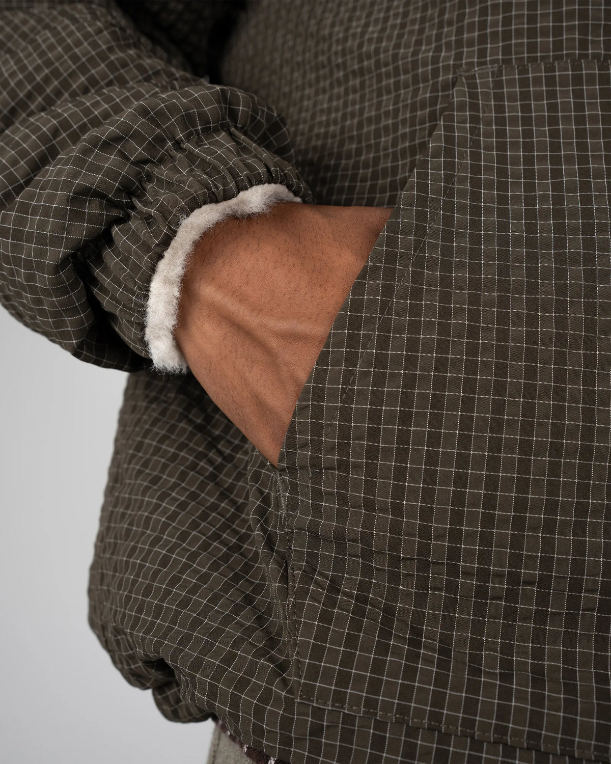 Prohibited Throwback Sherpa Half-Zip in bruin, gedragen door model