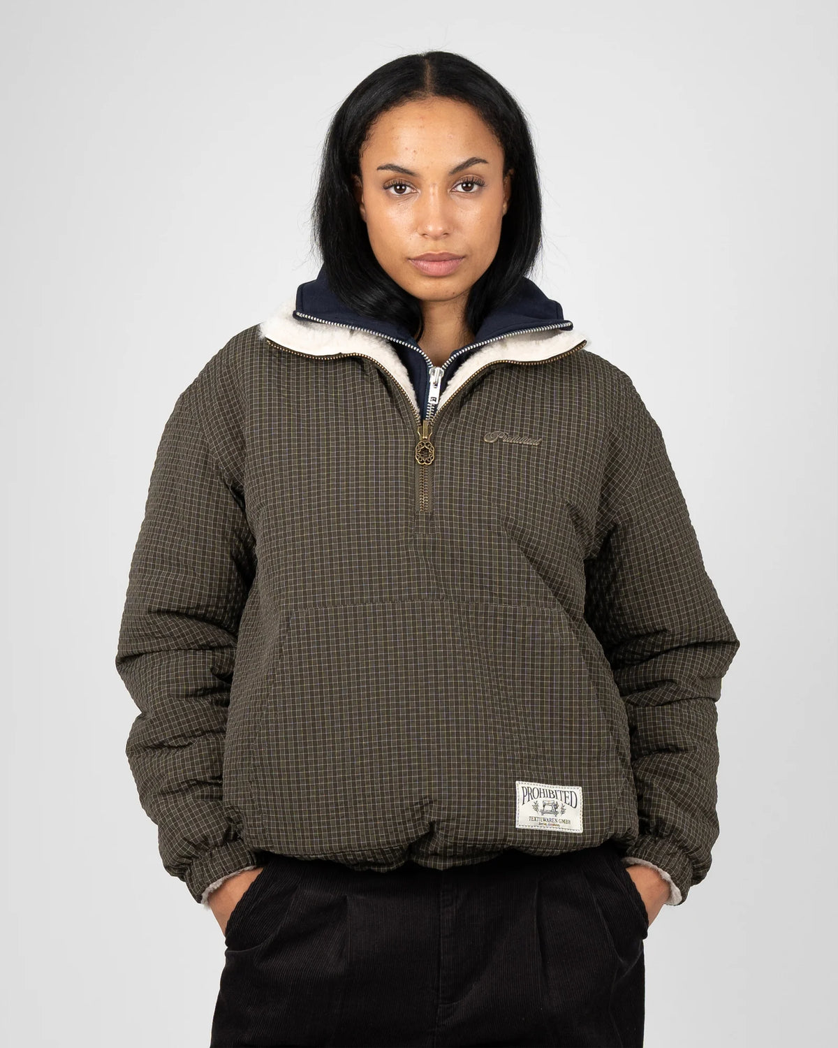 Prohibited Throwback Sherpa Half-Zip in bruin, gedragen door model