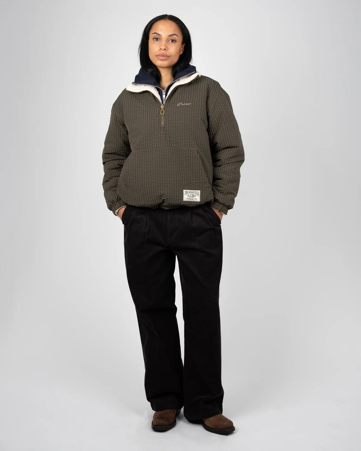 Prohibited Throwback Sherpa Half-Zip in bruin, gedragen door model