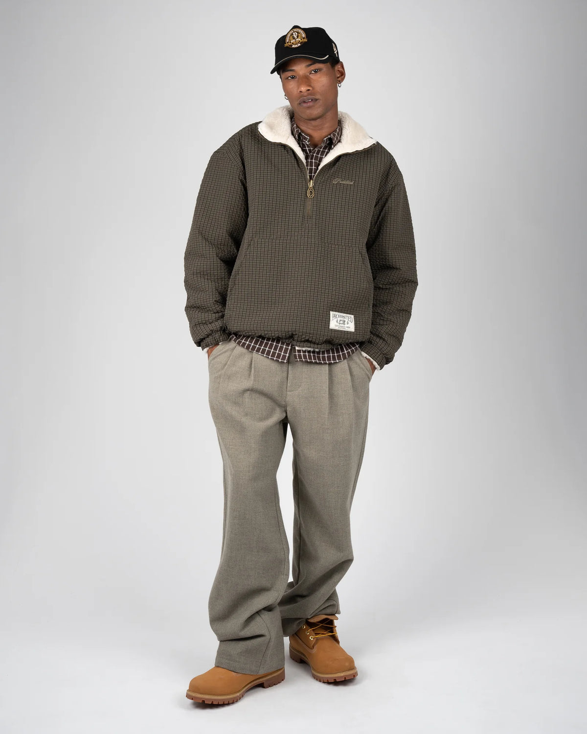 Prohibited Throwback Sherpa Half-Zip in bruin, gedragen door model