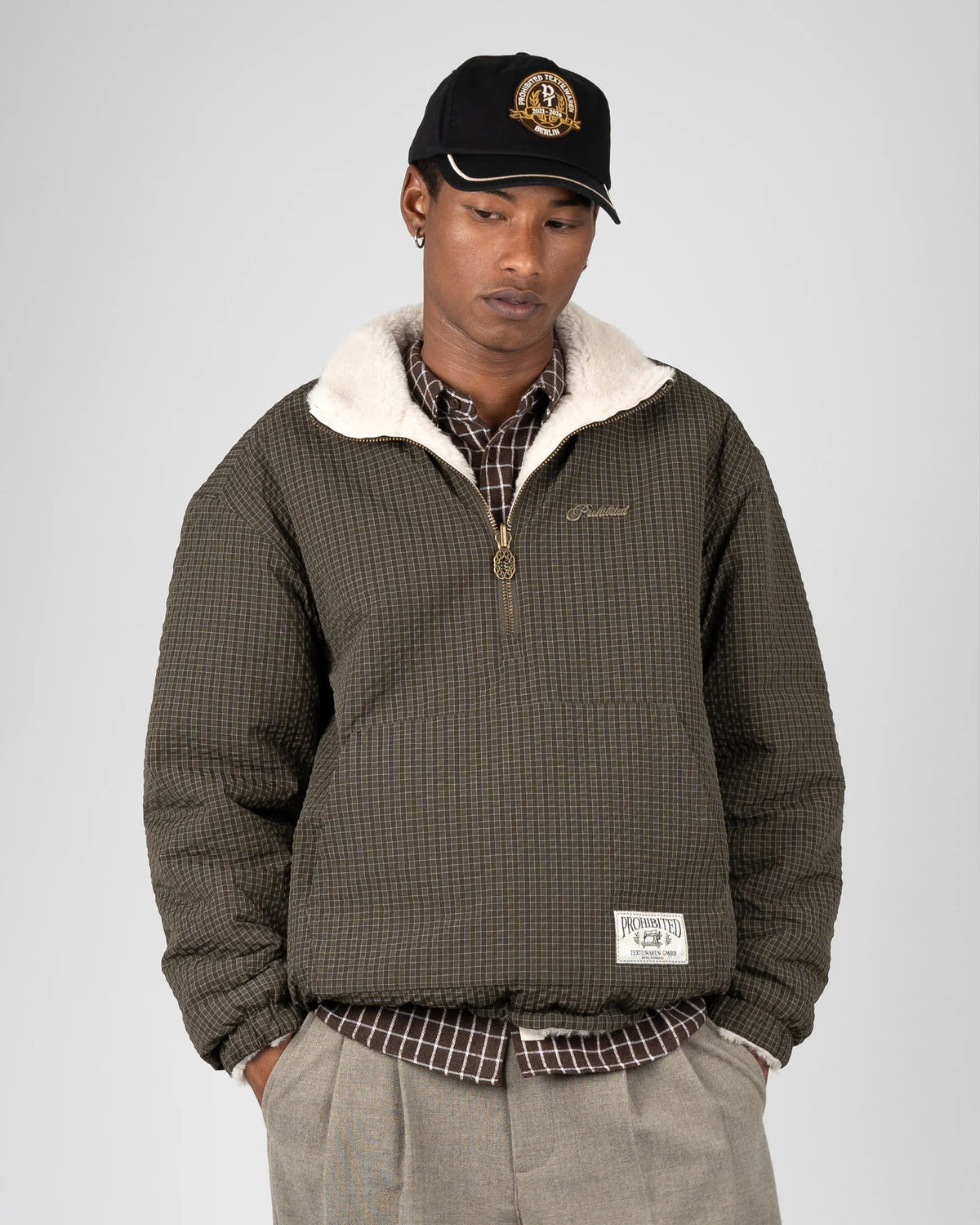 Prohibited Throwback Sherpa Half-Zip in bruin, gedragen door model