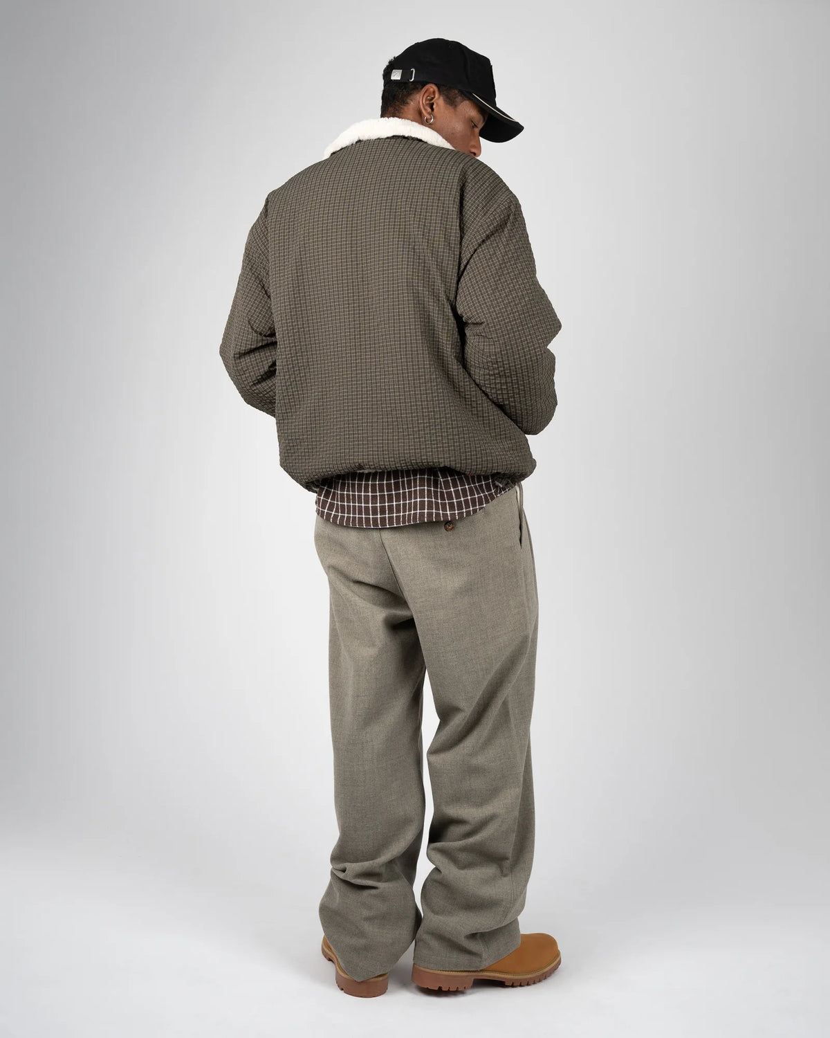 Prohibited Throwback Sherpa Half-Zip in bruin, gedragen door model